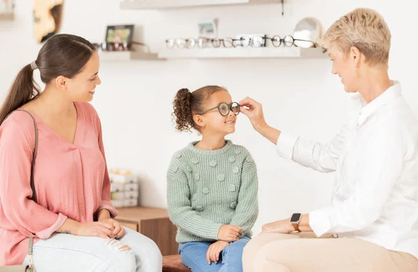 視力検査 眼鏡の処方 視力検査のための眼科医を持つ視力メガネ 母親と子供 眼鏡店 眼科医療支援と目の検査で患者 — ストック写真