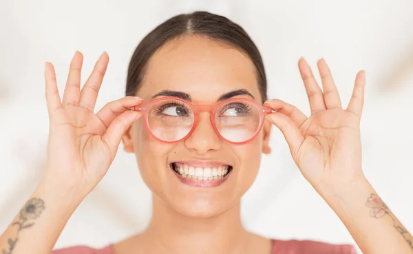 Wizja Wzrok Kobieta Zakładająca Okulary Uśmiechem Twarzy Opieka Zdrowotna Ubezpieczenie — Zdjęcie stockowe