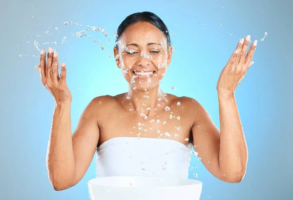 Salpicadura Agua Cuidado Piel Belleza Una Mujer Con Una Sonrisa —  Fotos de Stock