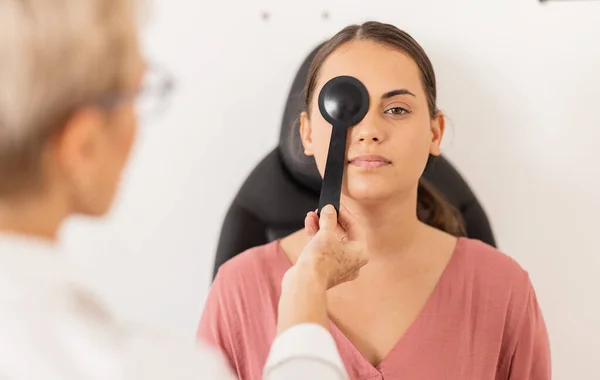 Kobieta Badanie Wzroku Wzroku Okluderem Okulisty Wzrok Okulary Lub Badania — Zdjęcie stockowe