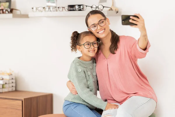 Selfie Madre Ragazza Telefono Optometrista Occhiali Sorriso Visione Degli Occhi — Foto Stock