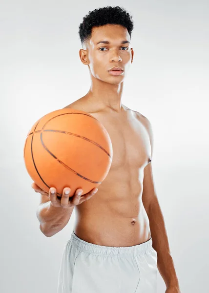 体育和黑人男子在健身肖像 运动和运动动机与篮球运动员在工作室的背景模型 肌肉和强壮的运动员 用于锻炼和训练 — 图库照片