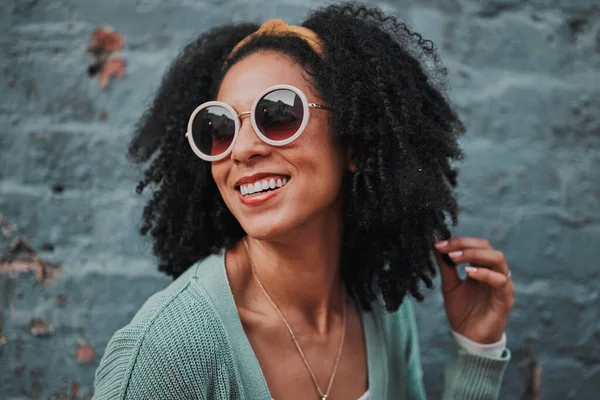 Mujer Negra Moda Sonrisa Con Gafas Estilo Para Viajes Verano —  Fotos de Stock