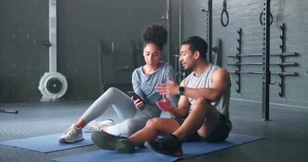 智能手机 健身和私人教练在移动应用 互联网搜索或健康软件上与客户进行锻炼目标规划 年轻的运动员在地板上聊天和打电话 — 图库视频影像