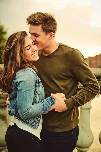Amor Verdadeiro Pode Fazer Tão Feliz Jovem Casal Fora Encontro — Fotografia de Stock