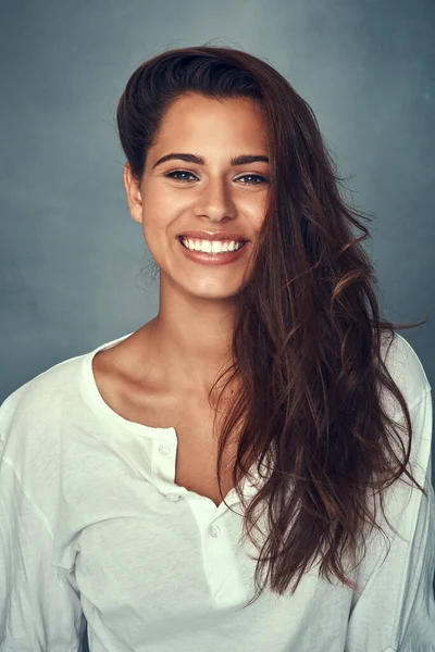 Krása Začíná Zevnitř Portrét Krásné Mladé Ženy Usmívající Šedém Pozadí — Stock fotografie