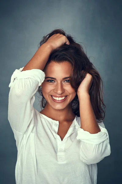 Hola Preciosa Retrato Una Hermosa Joven Sonriendo Sobre Fondo Gris — Foto de Stock