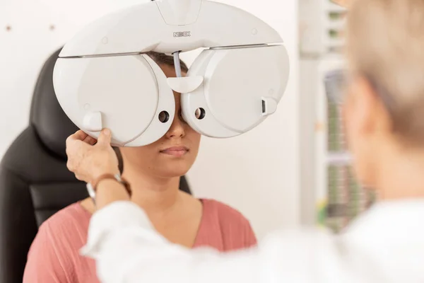Zrak Poradenství Vyšetření Čočky Ženy Odborným Očním Specialistou Klinice Pro — Stock fotografie
