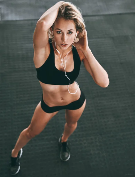 stock image Do it for your self-confidence. Hight angle shot of a sporty young woman posing in gym