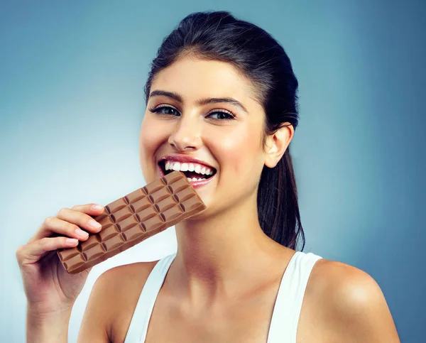 Live Your Healthy Life Portrait Attractive Young Woman Eating Chocolate — Photo