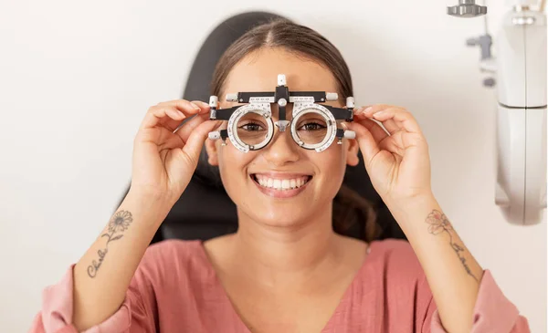 Zrak Zdravotní Péče Oči Test Pro Ženu Brýlemi Kontrolu Optického — Stock fotografie