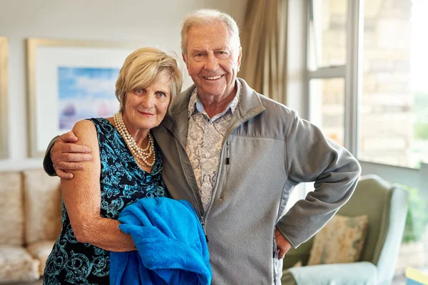 Emeklilikte Mutlu Bir Evliliğin Meyvelerini Topluyorum Evde Mutlu Bir Yaşlı — Stok fotoğraf