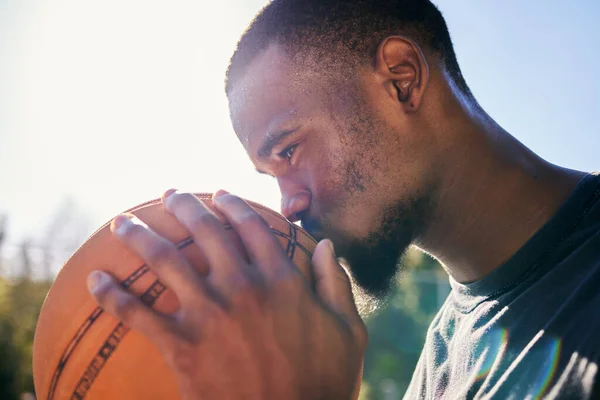 Чернокожий Мужчина Баскетбол Поцелуй Ради Спортивной Любви Страсти Мотивации Удачи — стоковое фото