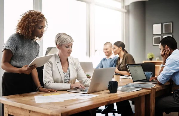 Receber Conselhos Colega Confiança Duas Mulheres Negócios Trabalhando Juntas Laptop — Fotografia de Stock
