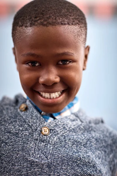 Her Zaman Gülümsüyor Bir Ilkokul Çocuğunun Portresi — Stok fotoğraf