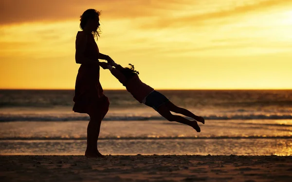 Rodina Silueta Západ Slunce Pláži Matkou Houpající Dítě Proti Žluté — Stock fotografie
