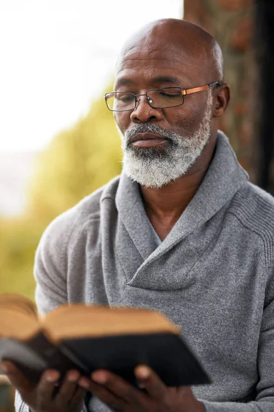 Studiuję Pismo Święte Przystojny Senior Czyta Swoją Biblię Siedząc Zewnątrz — Zdjęcie stockowe