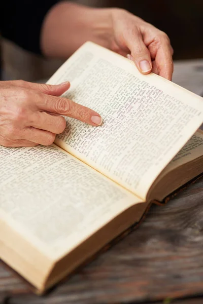 Один Любимых Стихов Высокоугольный Снимок Неузнаваемой Женщины Читающей Свою Библию — стоковое фото