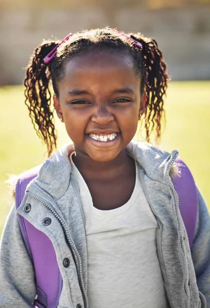 그녀의 미소는 언제나 수있습니다 밖에서 초등학생의 — 스톡 사진