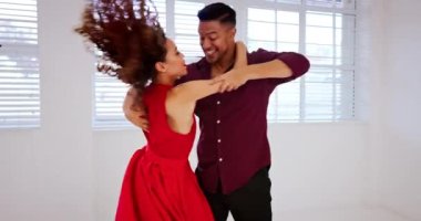 Salsa, dans ve çift bir dans stüdyosunda konser, etkinlik ya da antrenman için dans ediyorlar. Neşeli, gülümseyen ve dansçı kadın ve erkek müzik dersinde tango için enerjiye sahipler..