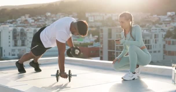 Fitness Hantle Para Robią Trening Push Sportowy Trening Mieście Dachu — Wideo stockowe