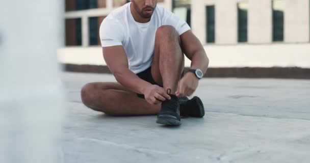 Fitness Pria Dan Sepatu Dalam Persiapan Olahraga Olahraga Atau Latihan — Stok Video