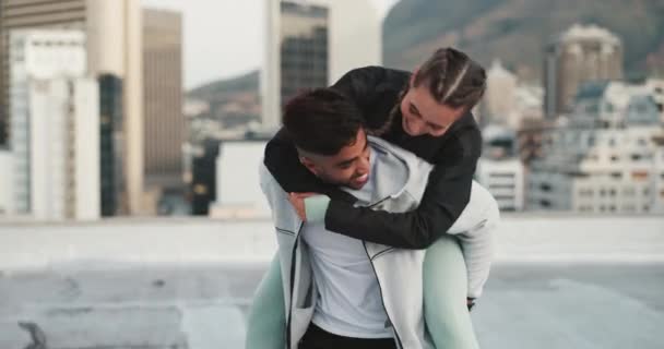 Spor Çift Yanak Öpücüğü Açık Havada Romantik Spor Egzersizleri Mutlu — Stok video