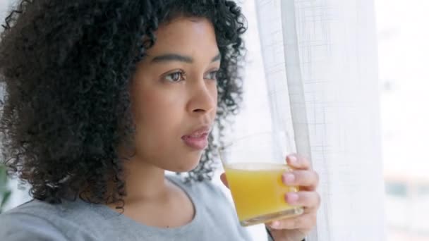 Persona Pensando Bebiendo Zumo Naranja Por Ventana Casa Casa Hotel — Vídeos de Stock