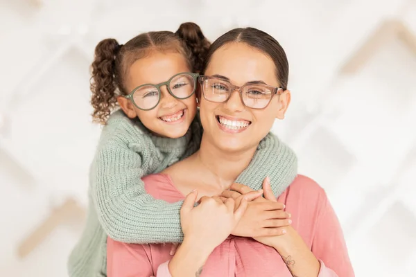 Cuidado Los Ojos Gafas Abrazo Infantil Madre Con Lentes Visión — Foto de Stock