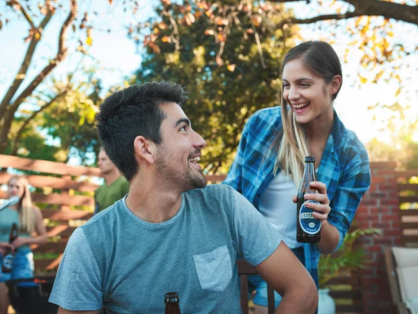 Ontmoetten Elkaar Een Barbecue Een Jonge Man Vrouw Drinken Bier — Stockfoto