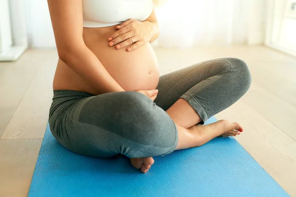Bebeğine Sağlık Hediyesi Vermek Evde Egzersiz Minderinde Yoga Yapan Hamile — Stok fotoğraf