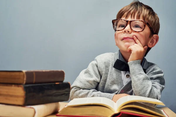 Framtiden Tillhör Nyfikna Studio Skott Smart Liten Pojke Läser Böcker — Stockfoto