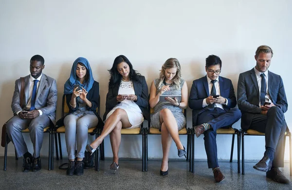 Wifi Gör Väntan Värd Besväret Grupp Välklädda Företagare Som Använder — Stockfoto