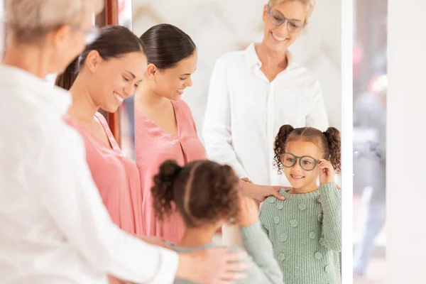 Gafas Familia Niños Con Madre Hija Optometrista Para Elegir Lentes —  Fotos de Stock