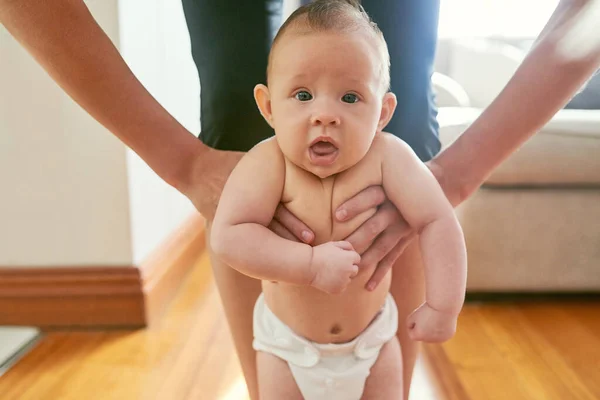 Dia Vou Andar Sozinho Uma Mãe Irreconhecível Seu Bebê Casa — Fotografia de Stock