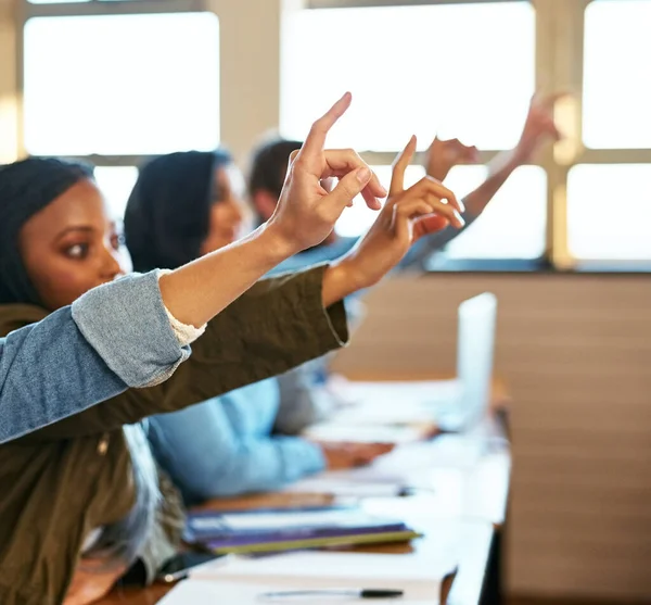 Soruları Var Bir Grup Üniversite Öğrencisi Sınıfta Ellerini Kaldırmış Oturuyorlar — Stok fotoğraf