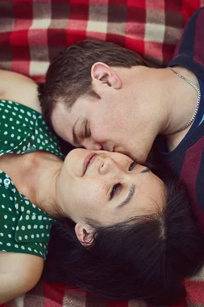 Sentiment Quand Embrasse Joue Jeune Couple Affectueux Relaxant Ensemble Sur — Photo