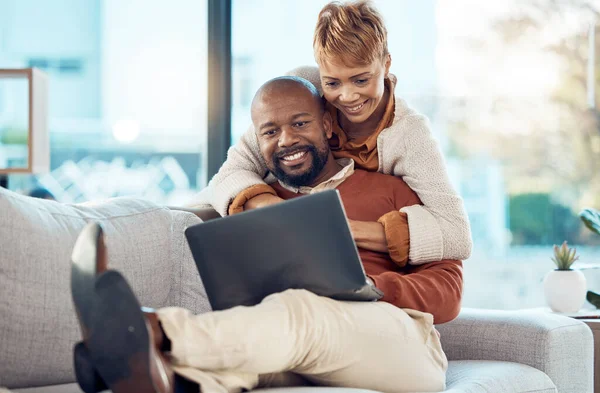 Sevgi Sarılma Rahatlama Laptopta Siyahi Çift Birlikte Kaliteli Zaman Geçirmenin — Stok fotoğraf