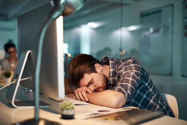 Tidsfristen Tröttsam Ung Affärsman Sover Sitt Skrivbord Kontoret — Stockfoto