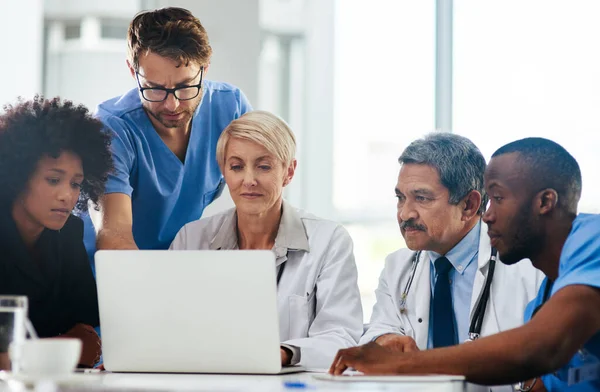 Kvalitetsvård Ett Samarbete Ett Team Läkare Som Använder Bärbar Dator — Stockfoto
