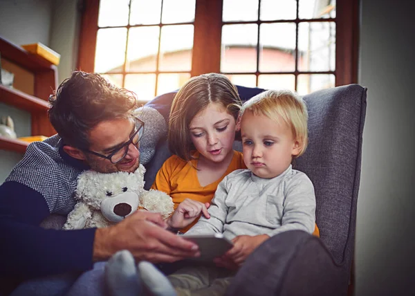 Jsou Připojeni Online Otec Používající Digitální Tablet Svým Malým Synem — Stock fotografie