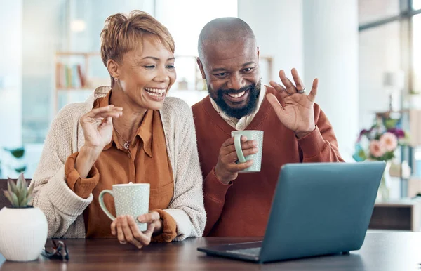 Video Çağrısı Dizüstü Bilgisayar Mutlu Çift Gülümsemesi Rahatlamak Bağlanmak Için — Stok fotoğraf