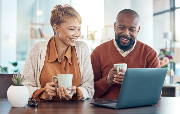 使用在线5G互联网技术的笔记本电脑 咖啡和夫妻视频通话 快乐的男人 微笑着 喝着热茶 用数码设备与国际上的家人或朋友交谈 — 图库照片