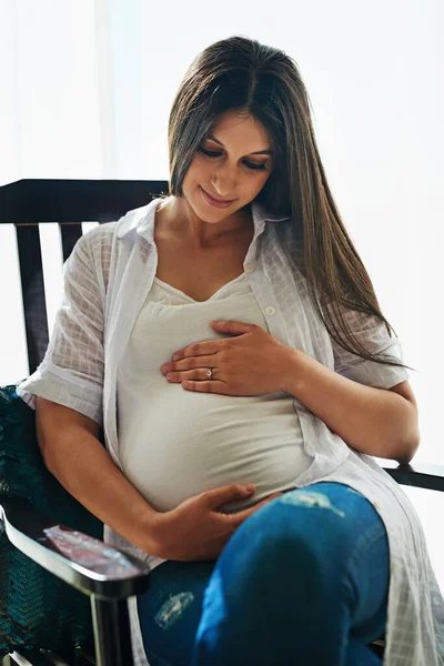 Binnenkort Ben Mijn Armen Een Gelukkige Zwangere Vrouw Cradling Haar — Stockfoto