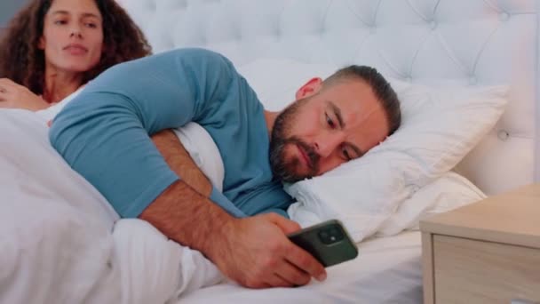床上和女人在睡前一起看男人的电话交流 社交媒体和夫妻在卧室里用手机打字 对科技感到惊奇 — 图库视频影像