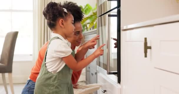 煮烤箱 妈妈和女孩在厨房学习做饭与妈妈和黑人家庭的粘合 妈妈和女儿在家里等孩子烘焙的房子 食品烘焙和质量时间 — 图库视频影像