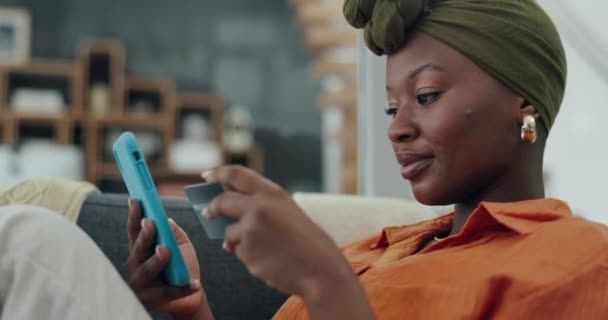 Emocionado Teléfono Mujer Negra Con Tarjeta Crédito Para Comercio Electrónico — Vídeo de stock