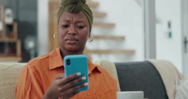 Černá Žena Smartphone Nebo Zmatený Obývacím Pokoji Pohovka Phishing Mailem — Stock video
