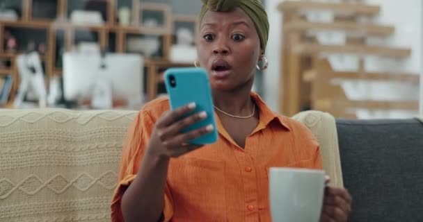 Telefoon Koffie Geschokte Zwarte Vrouw Thuis Die Nepnieuws Internetroddels Berichten — Stockvideo