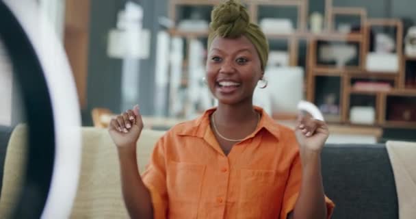Transmisión Vivo Sonrisa Mujer Negra Hablando Maquillaje Belleza Revisión Cosmética — Vídeo de stock